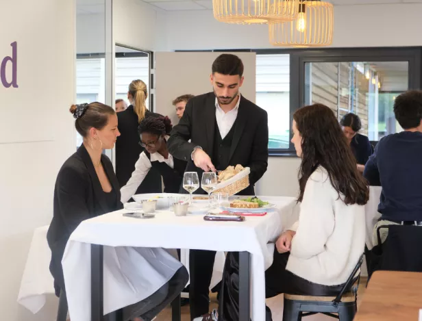 ESICAD-Toulouse–BTS-Blanc-Hôtellerie-Restauration-une-répétition-générale-réussie